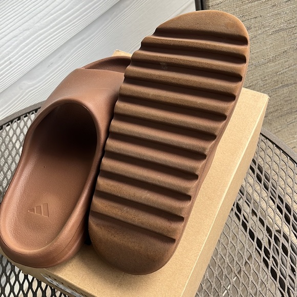 Yeezy Slides/ Flax - Picture 3 of 3